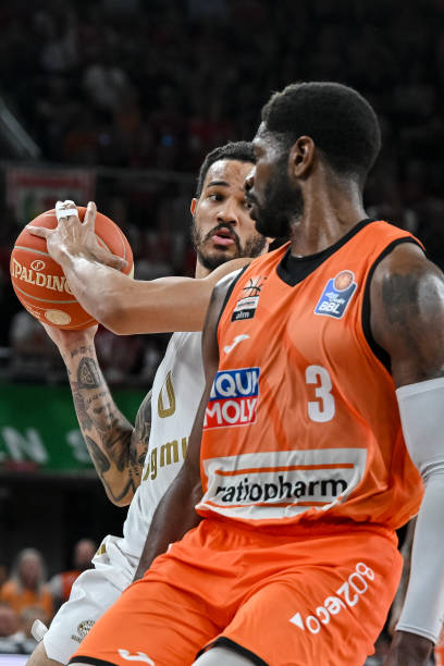 她的助攻次 她的助攻次